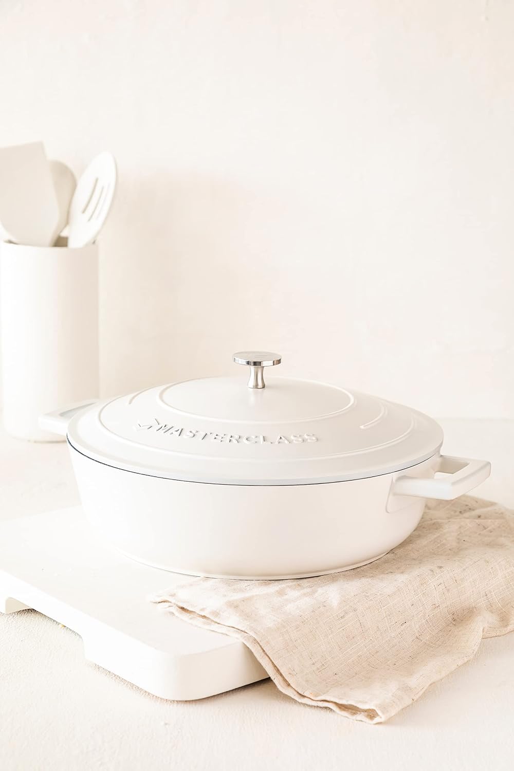 MasterClass Shallow Casserole Dish with Lid, Hob to Oven to Table Casserole Pan, Ultra Lightweight, Optimum Heat Conduction, 4L, Cream