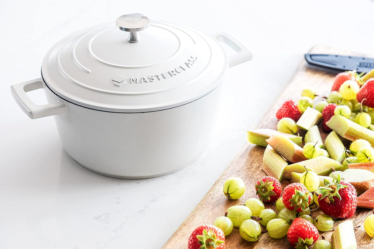 MasterClass Small Casserole Dish with Lid 2.5L/20 cm, Lightweight Cast Aluminium, Induction Hob and Oven Safe, Cream