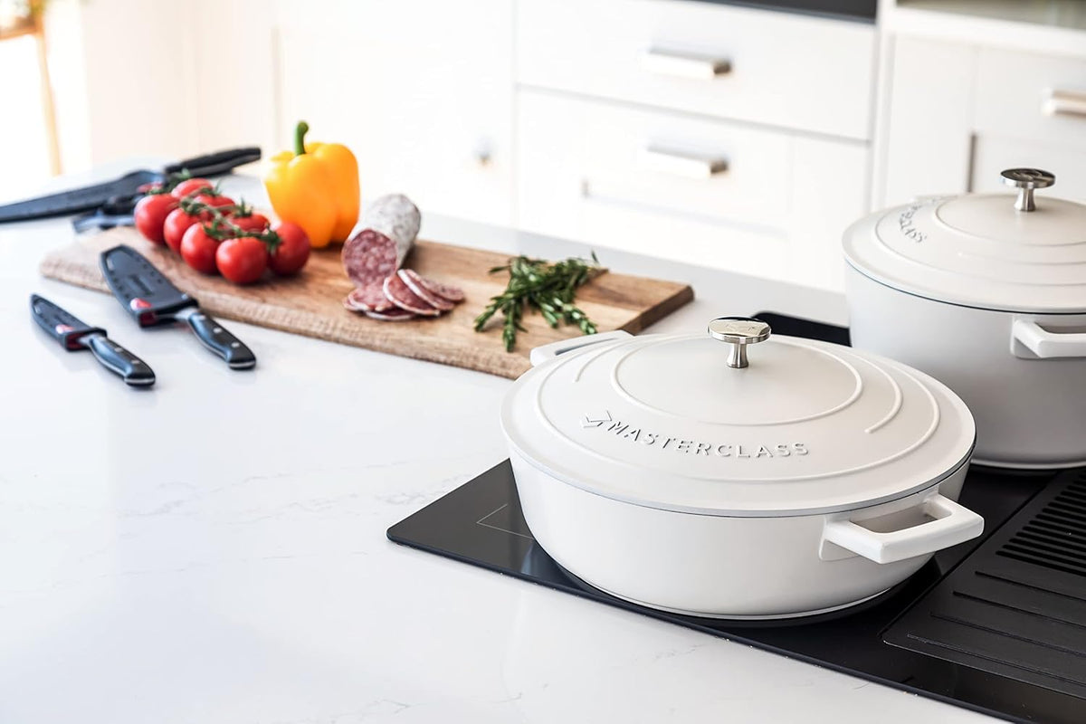 MasterClass Shallow Casserole Dish with Lid, Hob to Oven to Table Casserole Pan, Ultra Lightweight, Optimum Heat Conduction, 4L, Cream