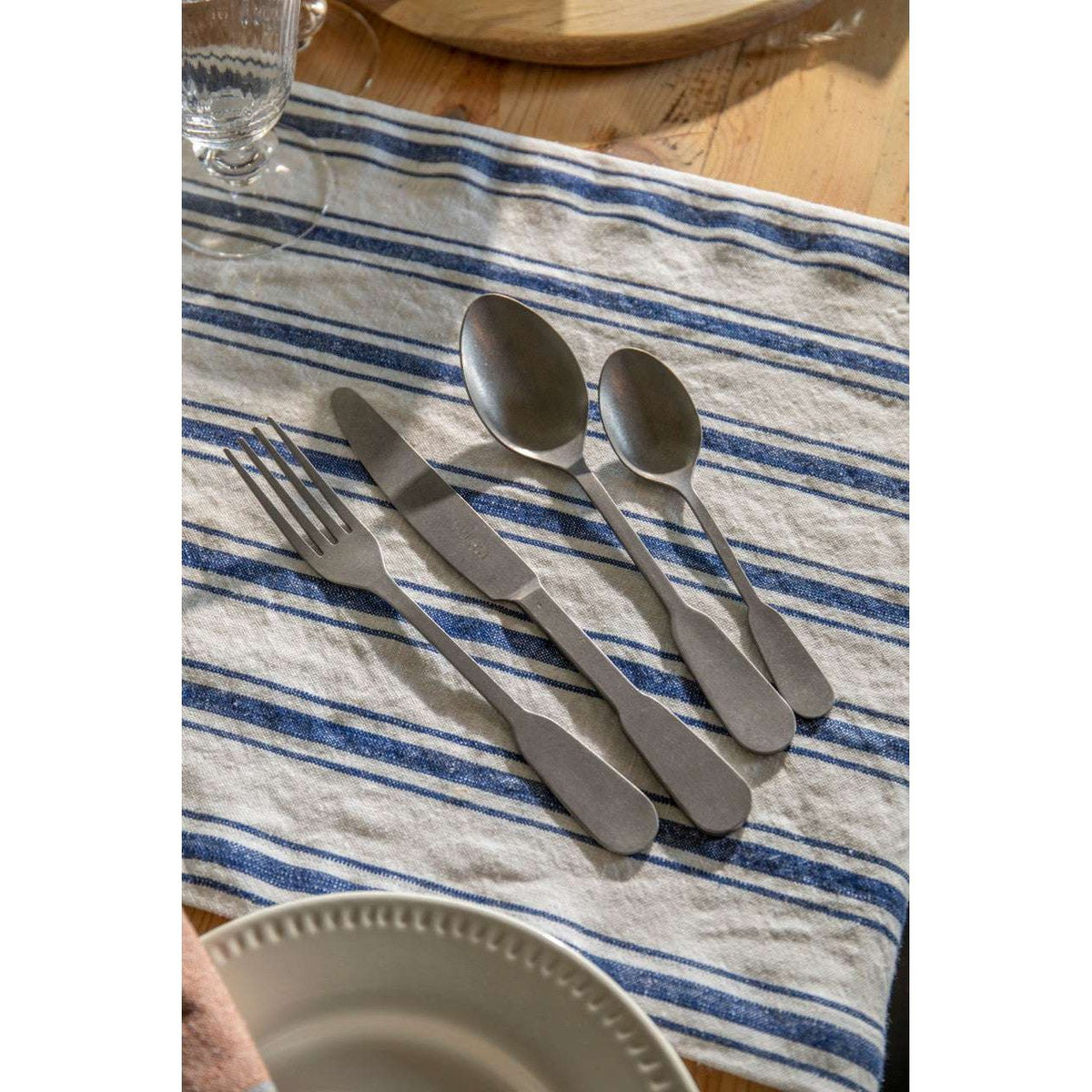 Mikasa Soho Antique 16 Piece Cutlery Set - Home Deco London