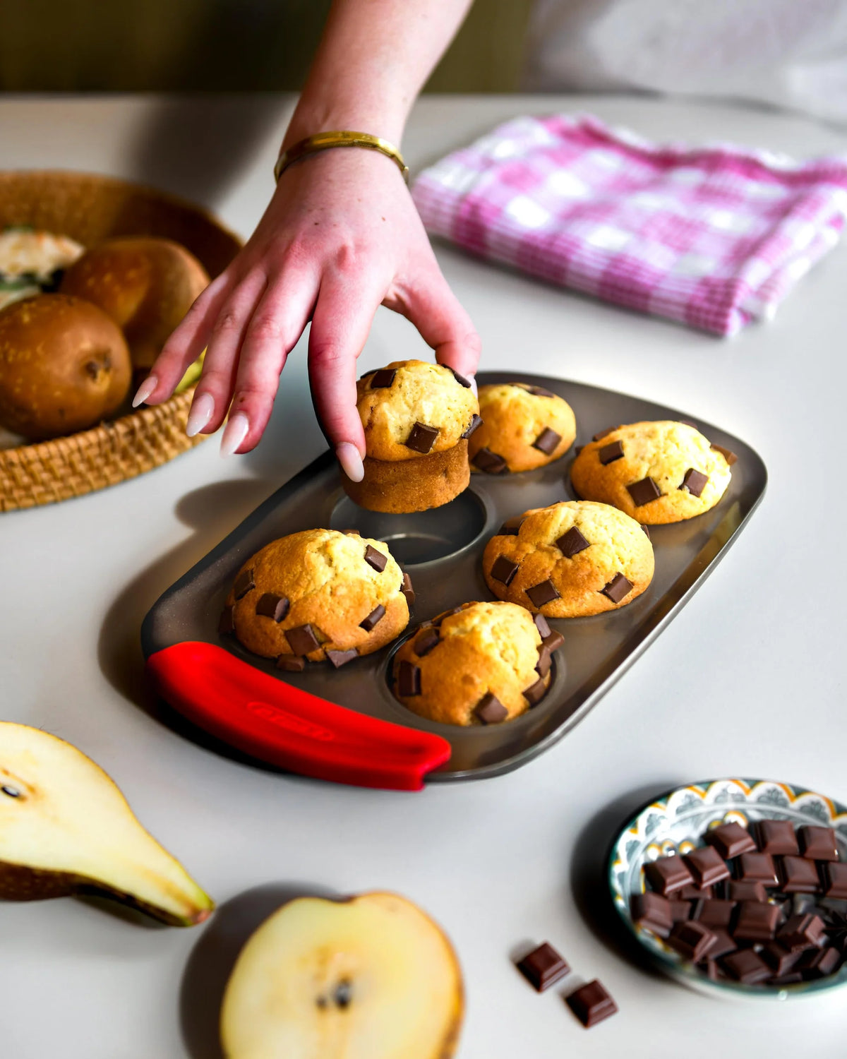 Pyrex asimetriA Metal Muffin & Cupcake Tray with Silicone Handle 6 Cups