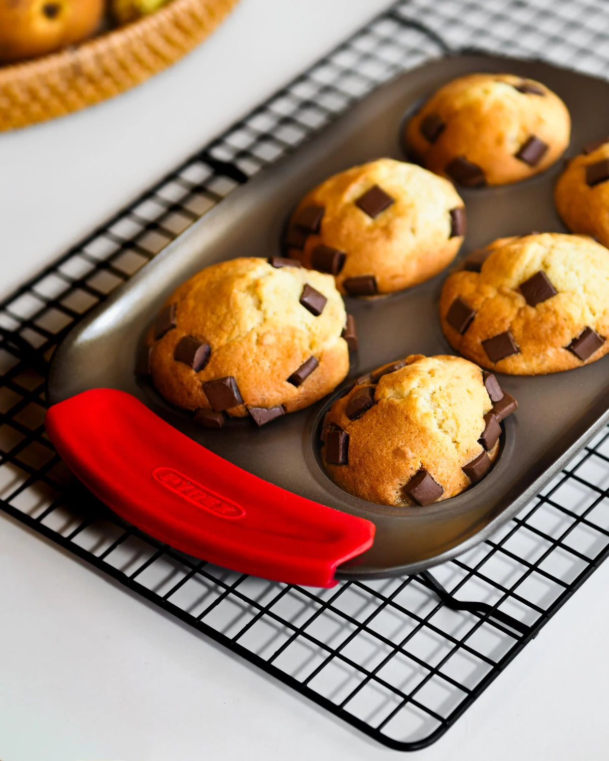 Pyrex asimetriA Metal Muffin & Cupcake Tray with Silicone Handle 6 Cups
