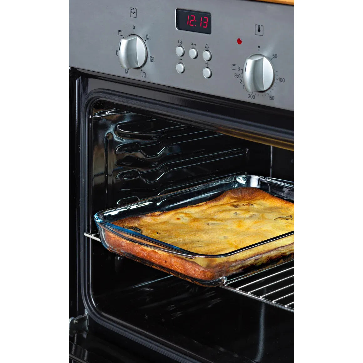 Durable Pyrex large oven dish with lid, 40x27cm size, designed for oven, microwave, fridge and freezer use.
