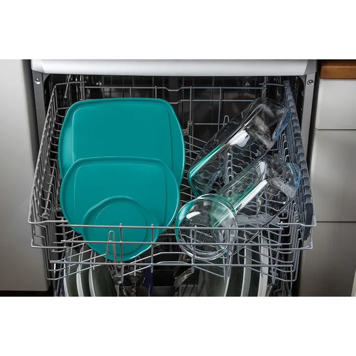 Pyrex Cook and Store 40x27cm oven dish with a secure lid - your go-to large oven dish with lid for meal preparation.