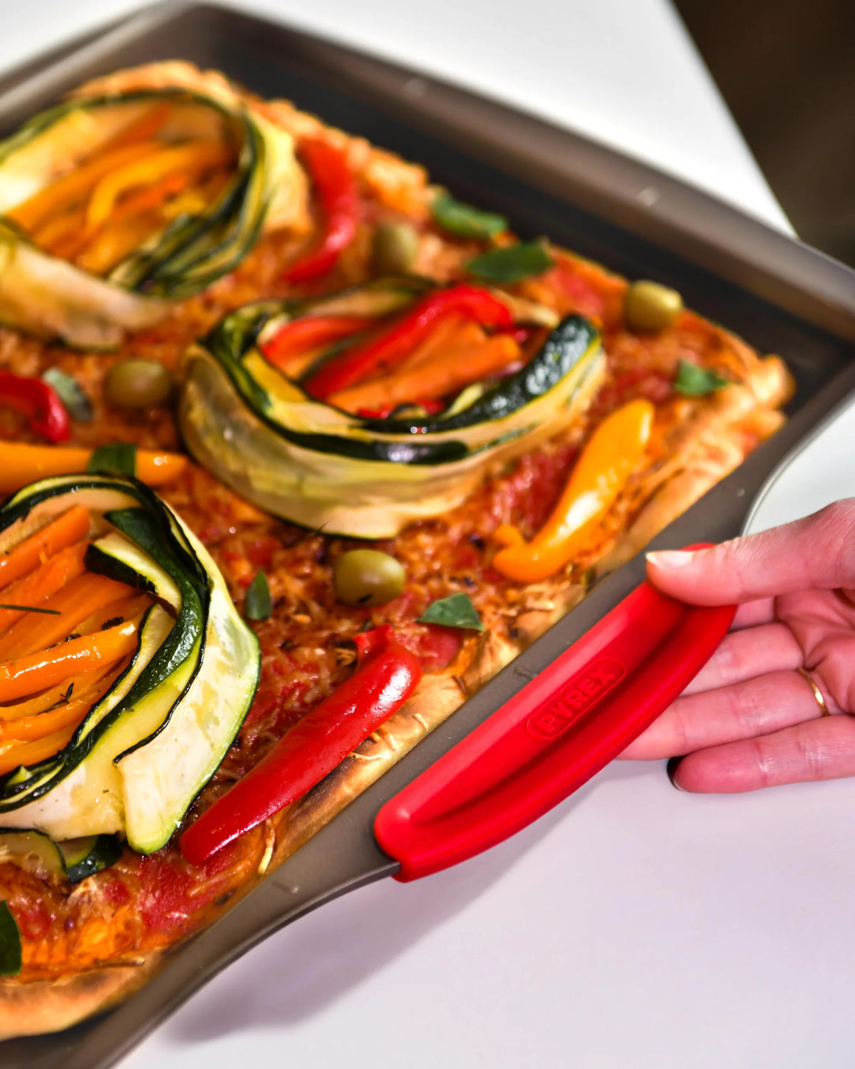 Pyrex asimetriA Metal Rectangular pizza tray with silicone handle