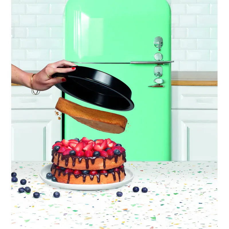 Pyrex Glide Cake tin 22cm displayed with a delicious cake, demonstrating the benefits of a non-stick cake tin for easy release.