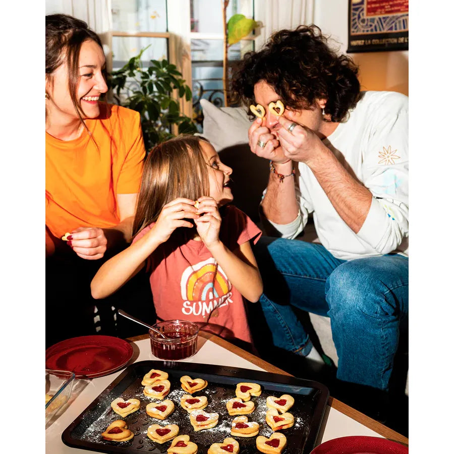 Close-up shot of the Pyrex Glide Oven Tray 38x25cm, featuring its PFAS-free non-stick coating for easy cooking.