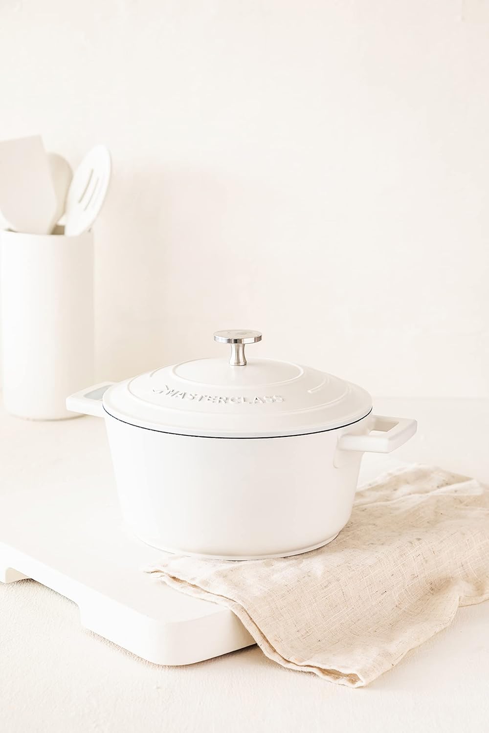 MasterClass Small Casserole Dish with Lid 2.5L/20 cm, Lightweight Cast Aluminium, Induction Hob and Oven Safe, Cream