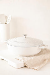 MasterClass Shallow Casserole Dish with Lid, Hob to Oven to Table Casserole Pan, Ultra Lightweight, Optimum Heat Conduction, 4L, Cream