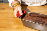 Pyrex asimetriA Metal loaf tin with silicone handle 30cm