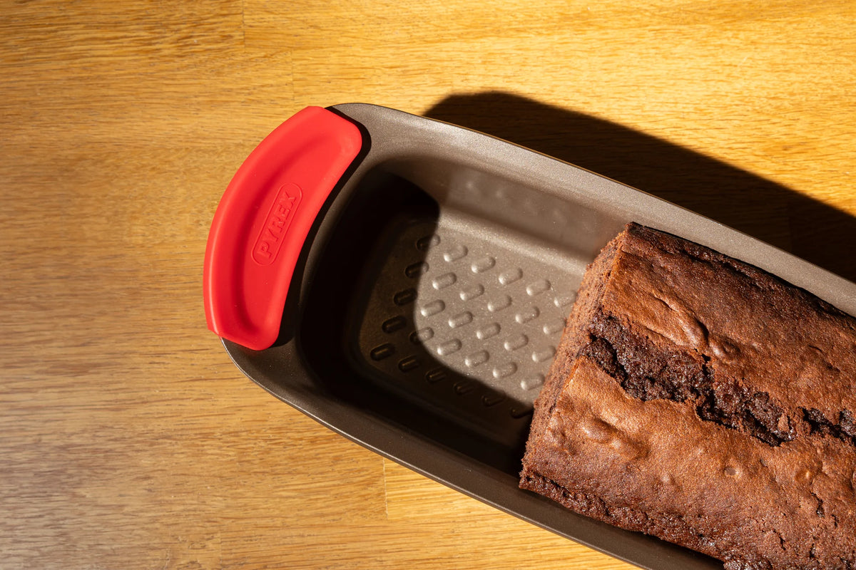 Pyrex asimetriA Metal loaf tin with silicone handle 30cm