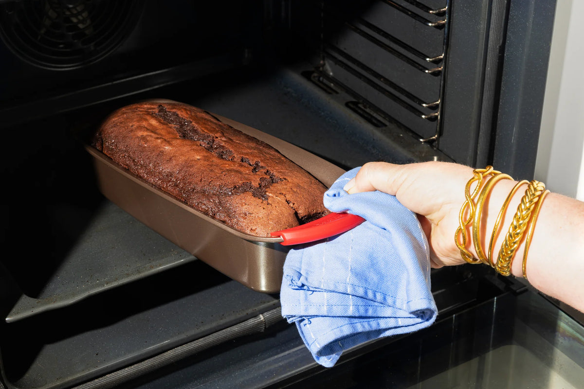 Pyrex asimetriA Metal loaf tin with silicone handle 30cm