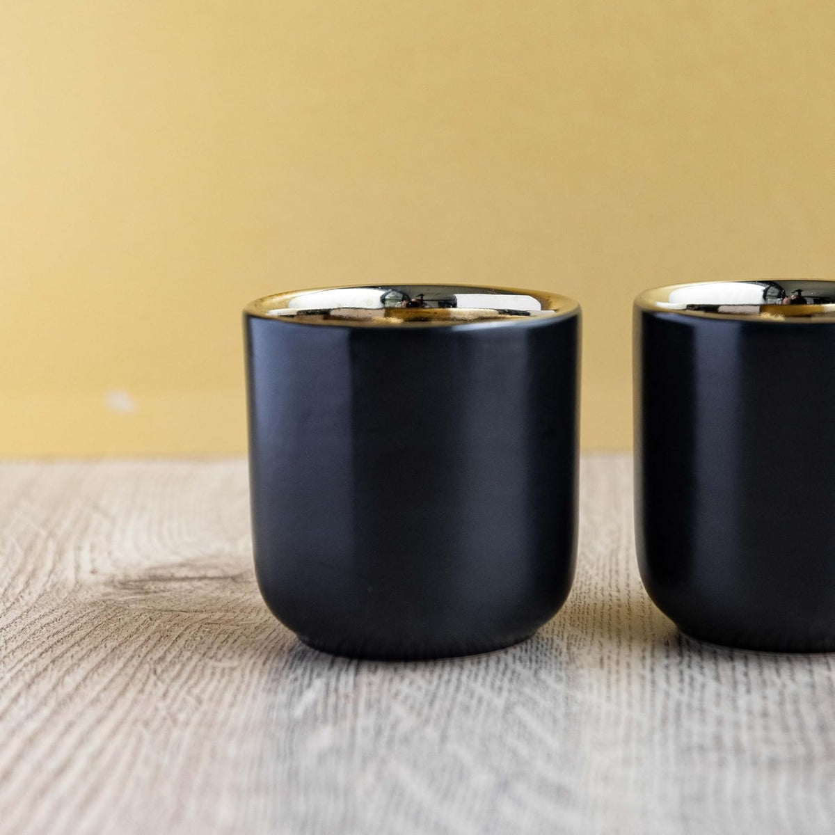 La Cafetière Double Walled Espresso Mugs with a perfect espresso shot, highlighting the mugs' amazing heat retention feature.