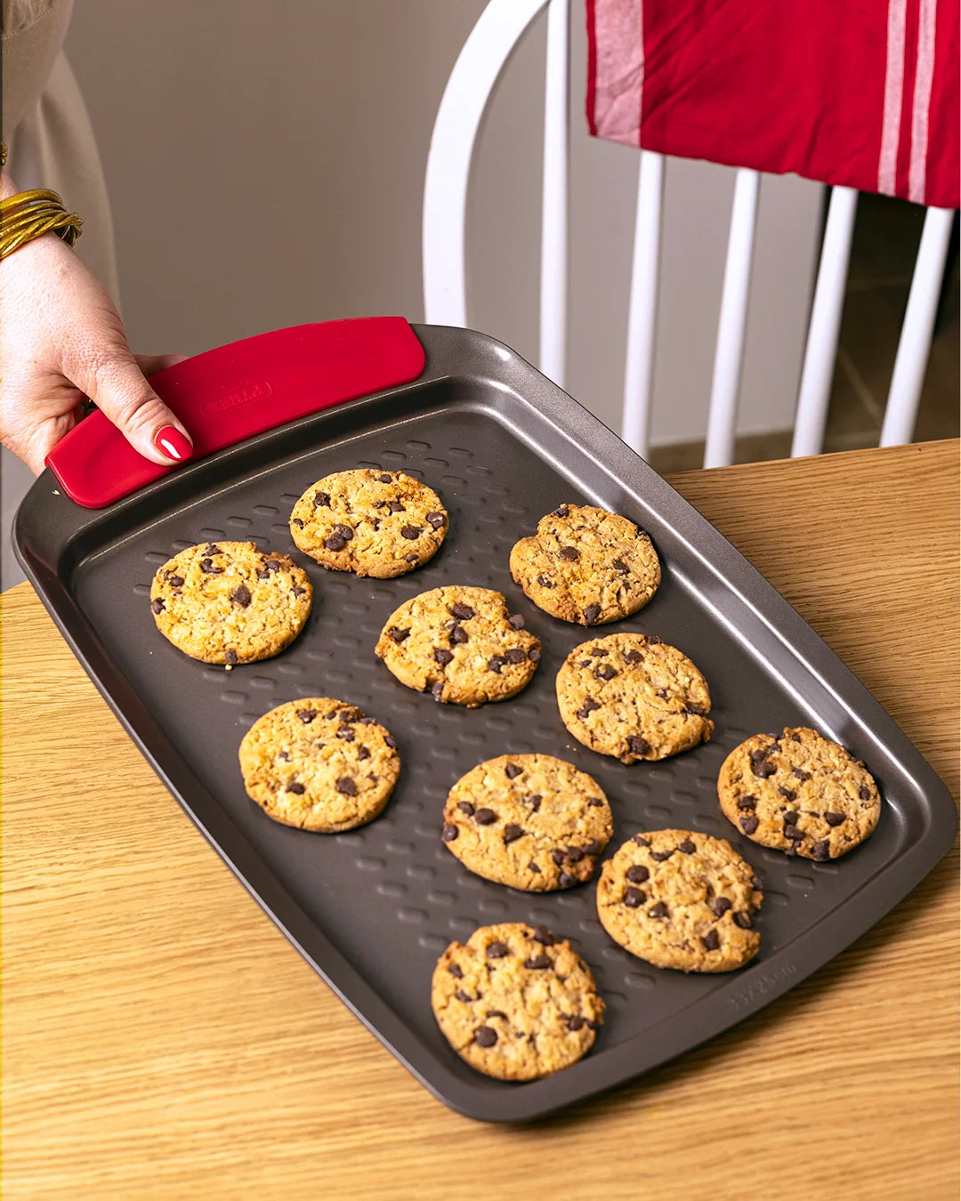 Pyrex asimetriA Metal baking tray with silicone handle