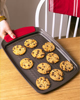 Pyrex asimetriA Metal baking tray with silicone handle