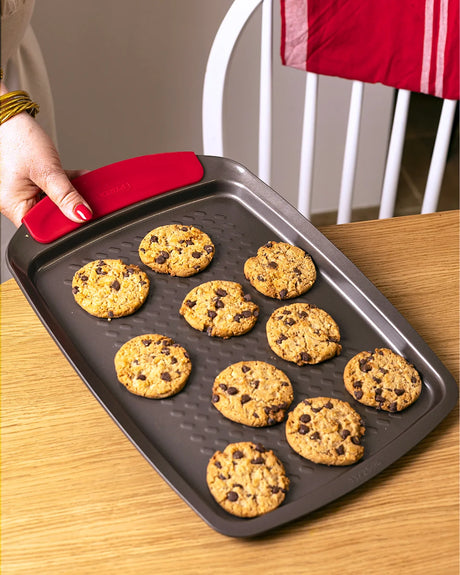 Pyrex asimetriA Metal baking tray with silicone handle