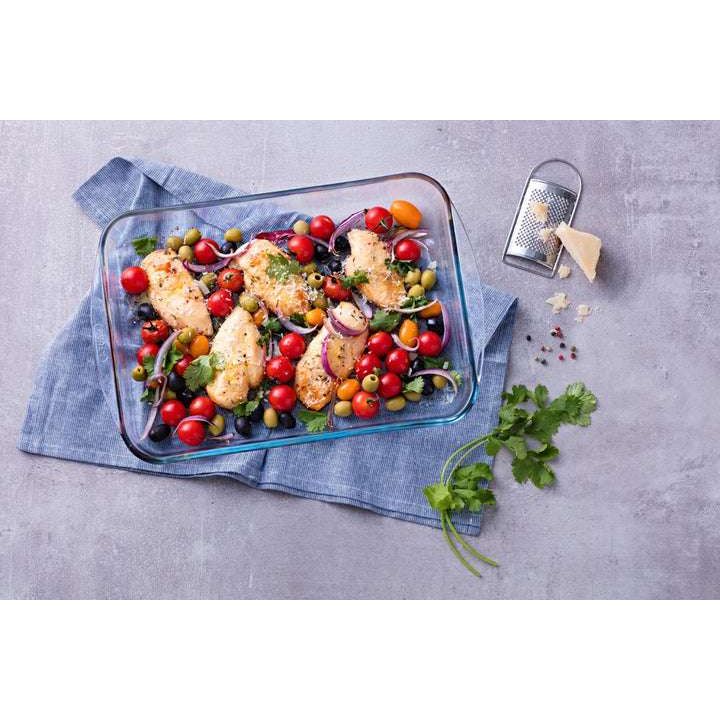 High-quality Pyrex large oven dish with lid 40x27cm, ideal for cooking, baking, and efficient food storage.