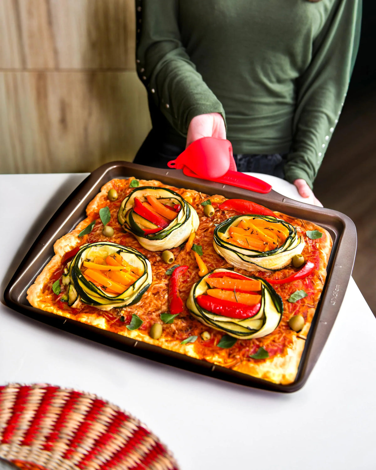 Pyrex asimetriA Metal Rectangular pizza tray with silicone handle