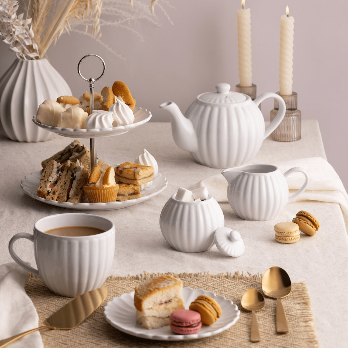 Price & Kensington Luxe 2 Tier Cake Stand White assembled, ideal for serving cakes at parties. This two tier cake stand combines elegance with functionality.