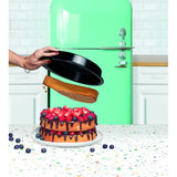 Pyrex Glide Cake tin 22cm displayed with a delicious cake, demonstrating the benefits of a non-stick cake tin for easy release.