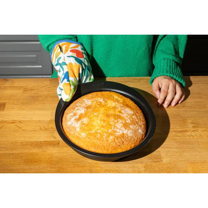 Pyrex Glide Cake tin 22cm with a focus on its perfect heat distribution, ideal for baking thanks to its non-stick features.