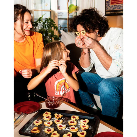 Close-up of Pyrex Glide Oven Tray 34x24cm, showcasing its non-stick surface for effortless cooking.
