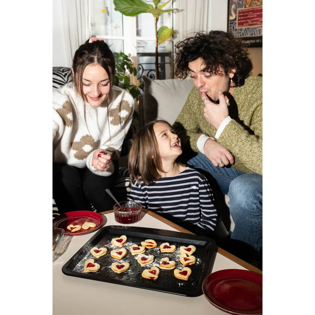 Versatile Pyrex Glide Oven Tray 34x24cm, highlighting the scratch-resistant non-stick coating for long-lasting use.