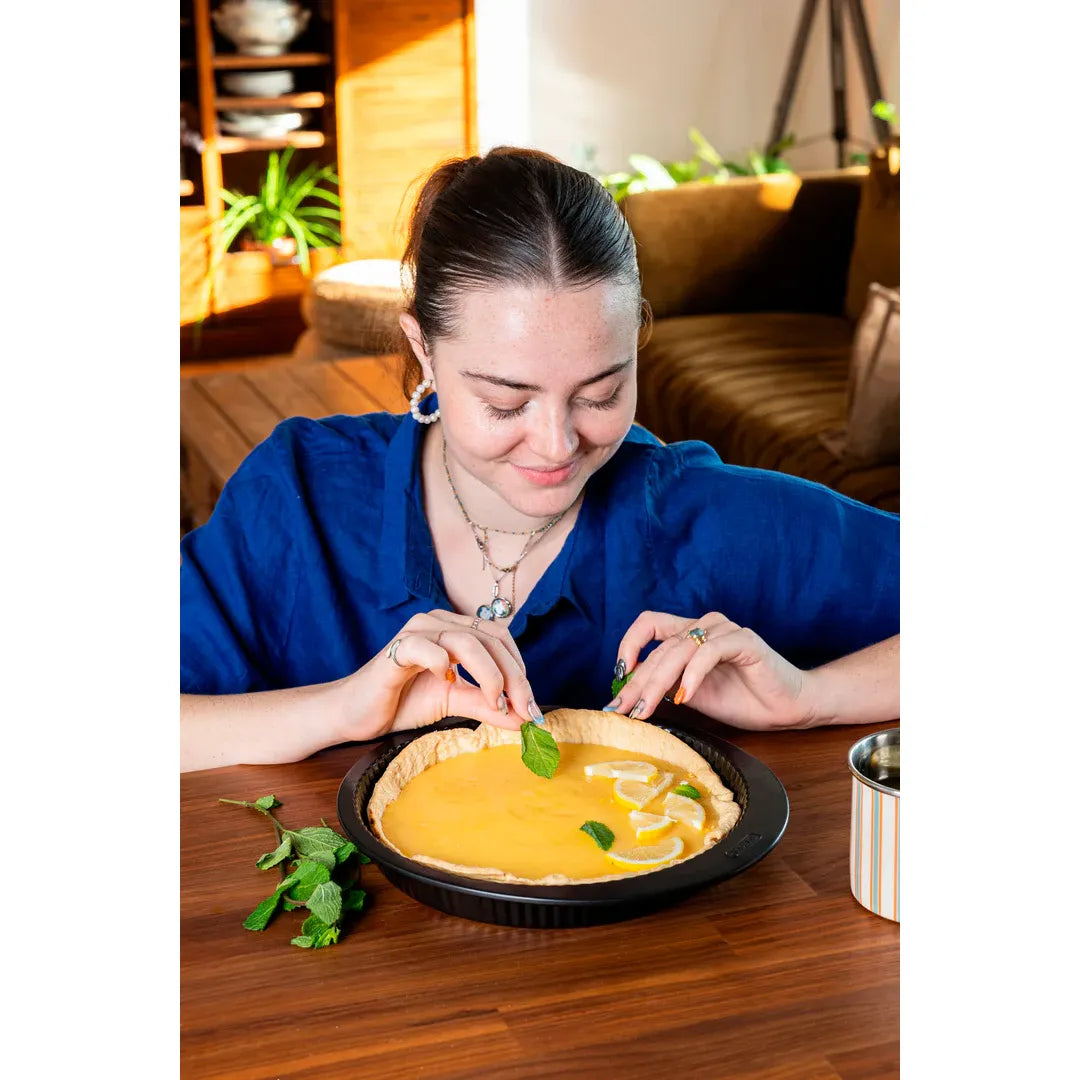 Internal view of the Pyrex Glide Pie Tin & Tart Dish highlighting its PFAS-free non-stick coating, ensuring even heat distribution for perfect results. A must-have non-stick pie dish.