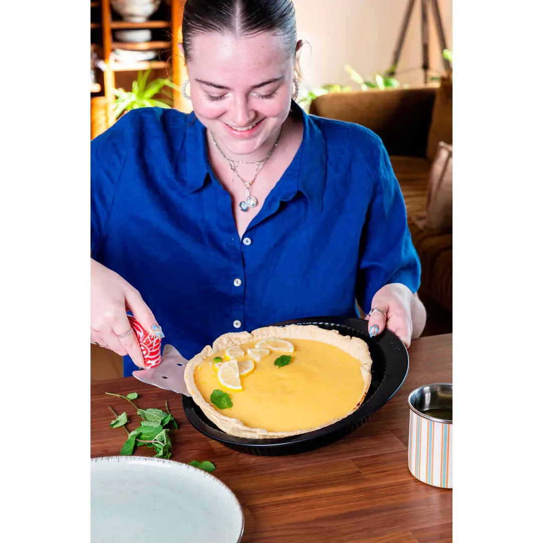 External dimensions of the Pyrex Glide Pie Tin & Tart Dish are displayed, showcasing its size and sleek edges. A reliable non-stick pie dish for easy baking and cleanup.