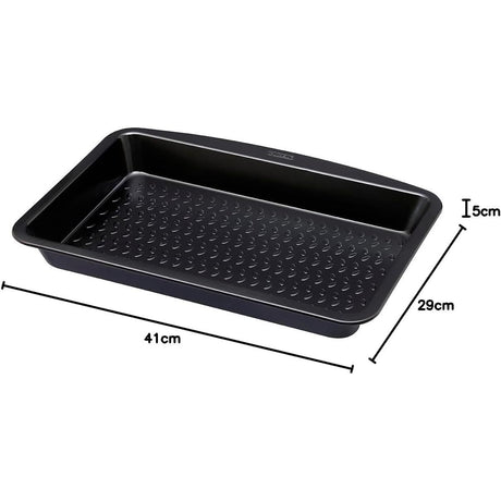 A close-up of the Pyrex Glide Metal Roaster 38x24cm showcasing its durable design as a non-stick metal roaster.