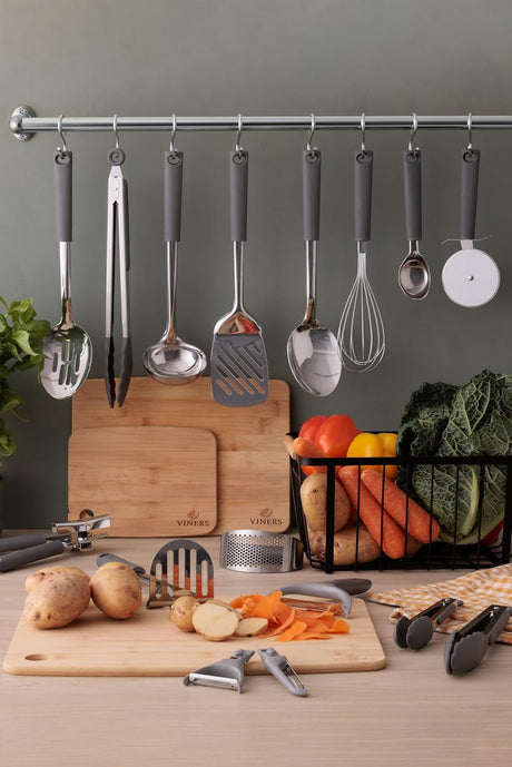 Viners Non-Stick Brush Silicone hanging for easy storage, highlighting the practicality of this non-stick silicone brush for everyday cooking.