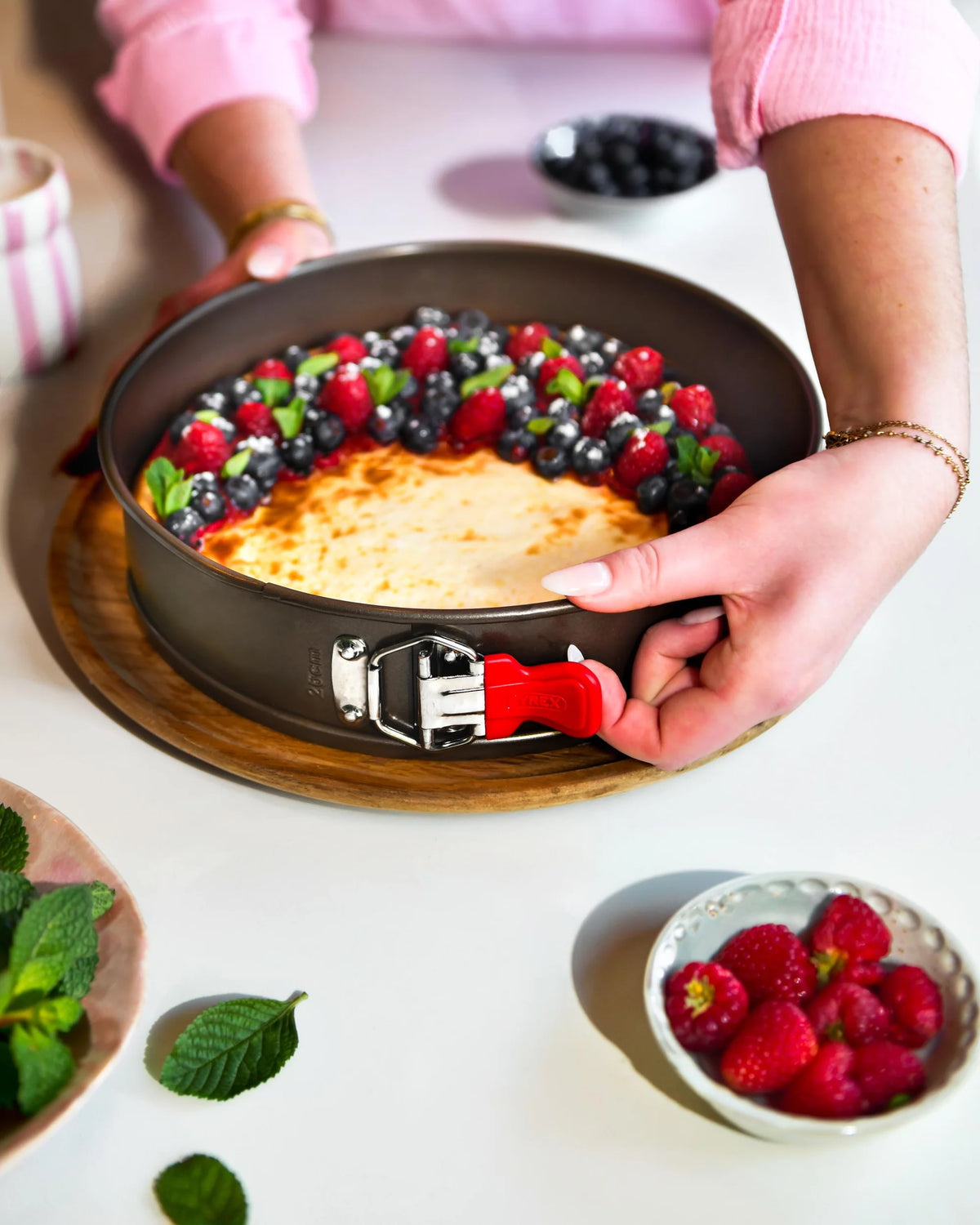 Pyrex asimetriA Round metal springform pan with silicone handle 14cm