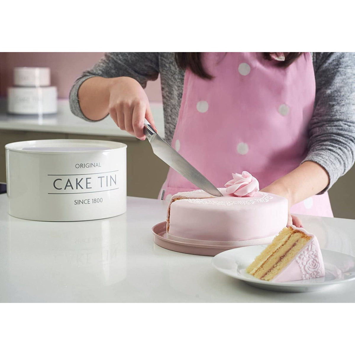 Mason Cash Innovative Kitchen Set of 3 Cake Tins, displaying the medium-sized stackable cake tin ideal for versatile baking.